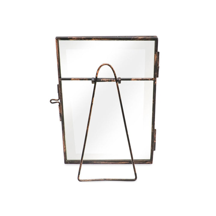Isaac Jacobs Vintage Style Brass and Glass, Metal Floating Picture Frame with Locket Closure, for Photos, Art, &amp; More, Tabletop Display
