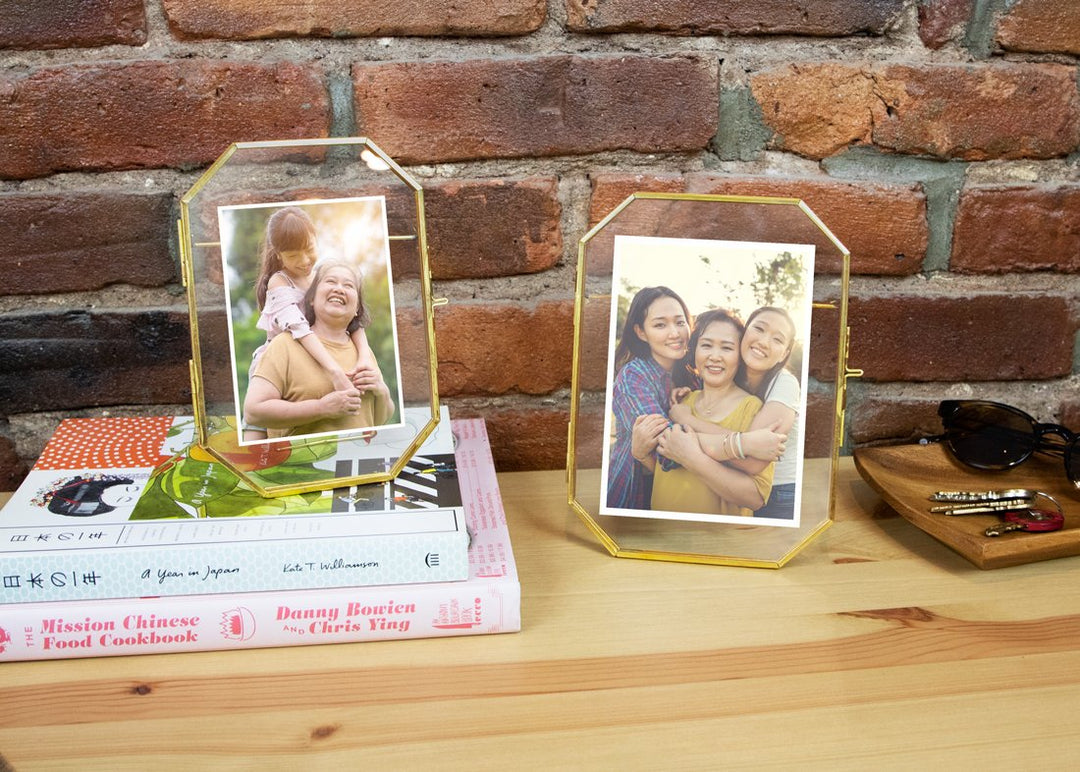 Isaac Jacobs Vintage Style Octagon Brass &amp; Glass, Metal Floating Picture Frame with Locket Closure, Tabletop Display