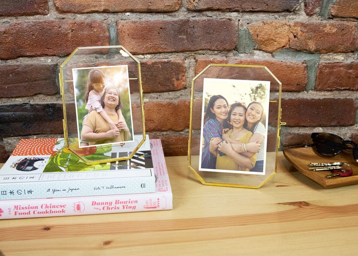 Isaac Jacobs Vintage Style Octagon Brass &amp; Glass, Metal Floating Picture Frame with Locket Closure, Tabletop Display